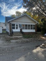 412 Taylor Ave in Charleston, IL - Building Photo
