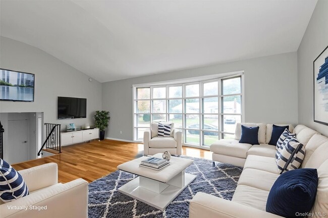 17 Edna Dr in Syosset, NY - Building Photo - Building Photo