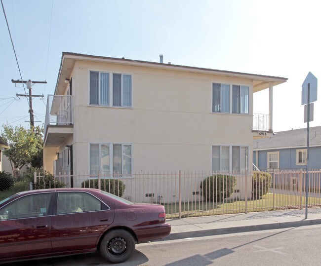 6918 Mountain View Ave in Huntington Park, CA - Building Photo - Building Photo