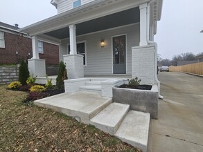 139 W Deaderick St in Jackson, TN - Building Photo - Building Photo