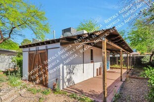 121 W Birdman Dr in Tucson, AZ - Building Photo
