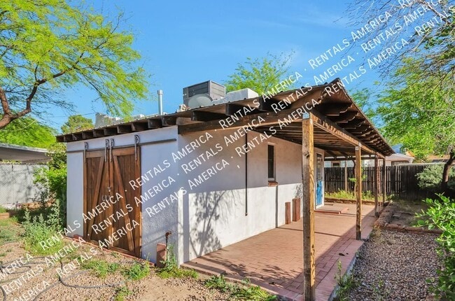 property at 121 W Birdman Dr