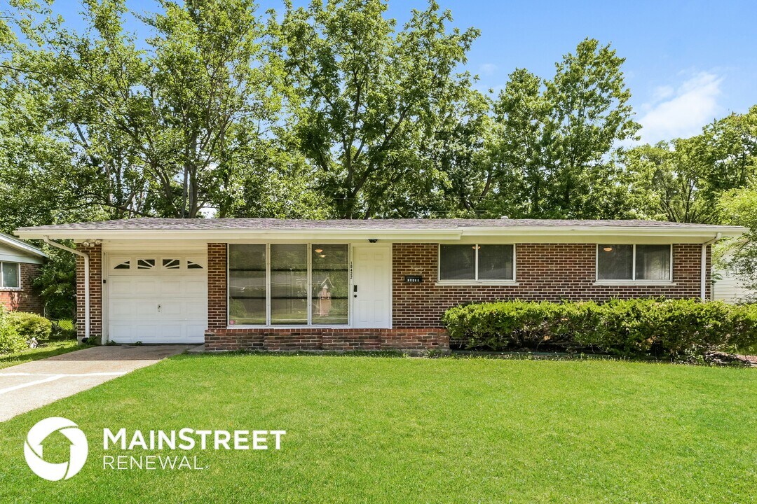 10422 Hallwood Dr in St. Louis, MO - Building Photo