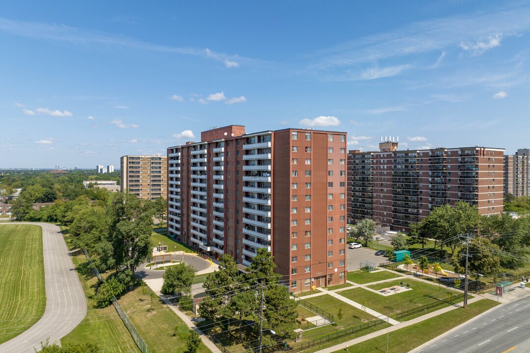 Sheppard Birchmount 2 in Toronto, ON - Building Photo