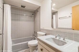 622 Carriage Hill Dr in Glenview, IL - Building Photo - Building Photo