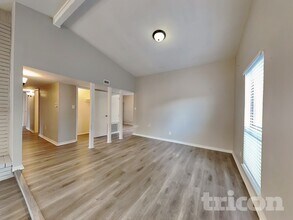 5001 Oregon Ct in Grand Prairie, TX - Building Photo - Building Photo