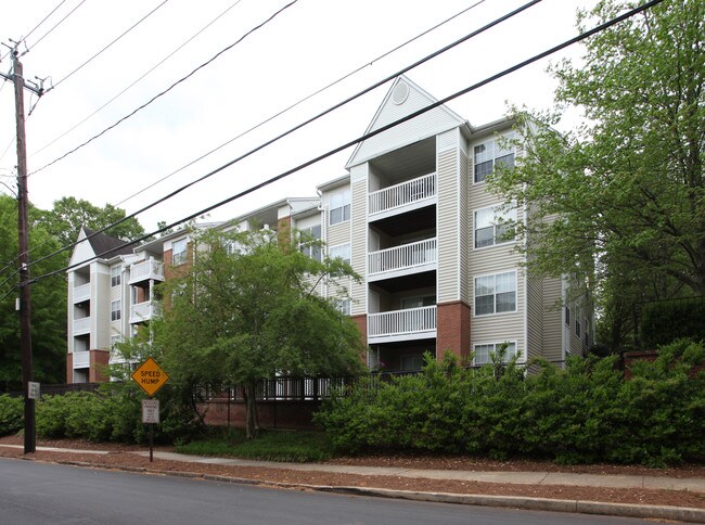 Avery Glen Luxury Apartments in Decatur, GA - Building Photo - Building Photo