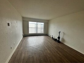 2626 Cook St in Victoria, BC - Building Photo