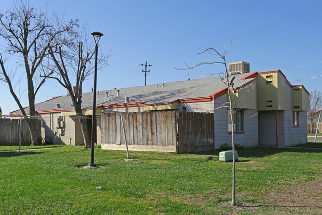 Firebaugh Family Apartments in Firebaugh, CA - Foto de edificio - Building Photo