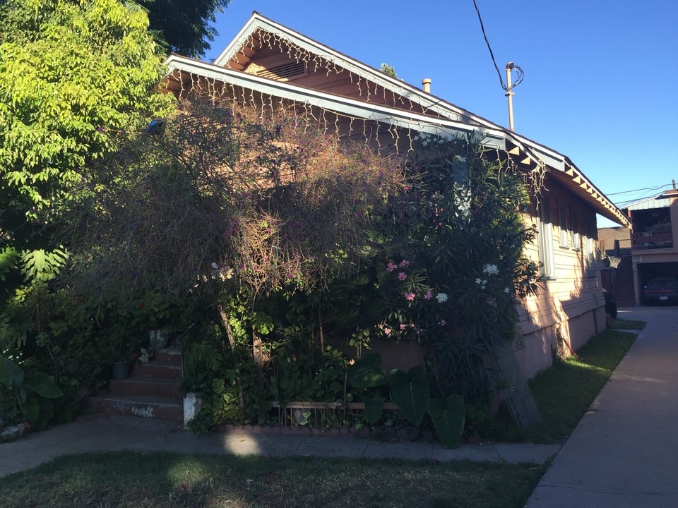 2826 Allesandro St in Los Angeles, CA - Building Photo