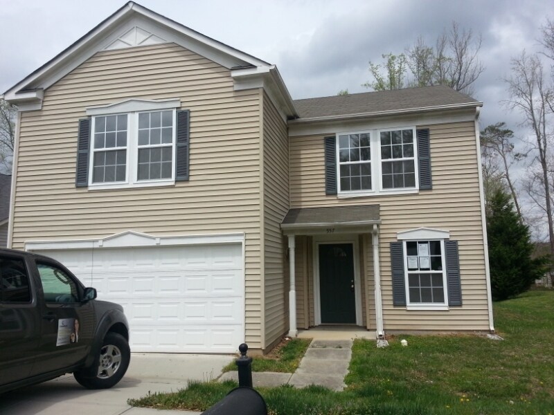 557 Lakeside Valley Dr in Winston-Salem, NC - Building Photo