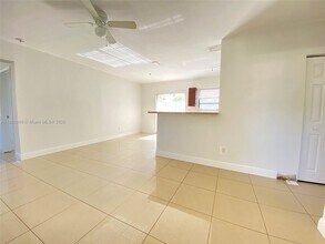 15660 NE 15th Ave in North Miami Beach, FL - Building Photo - Building Photo