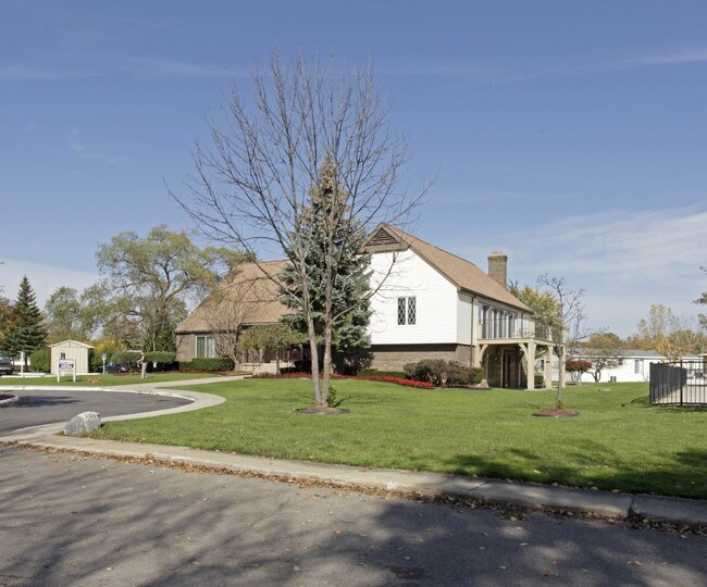 Americana Estates in Casco, MI - Foto de edificio - Building Photo