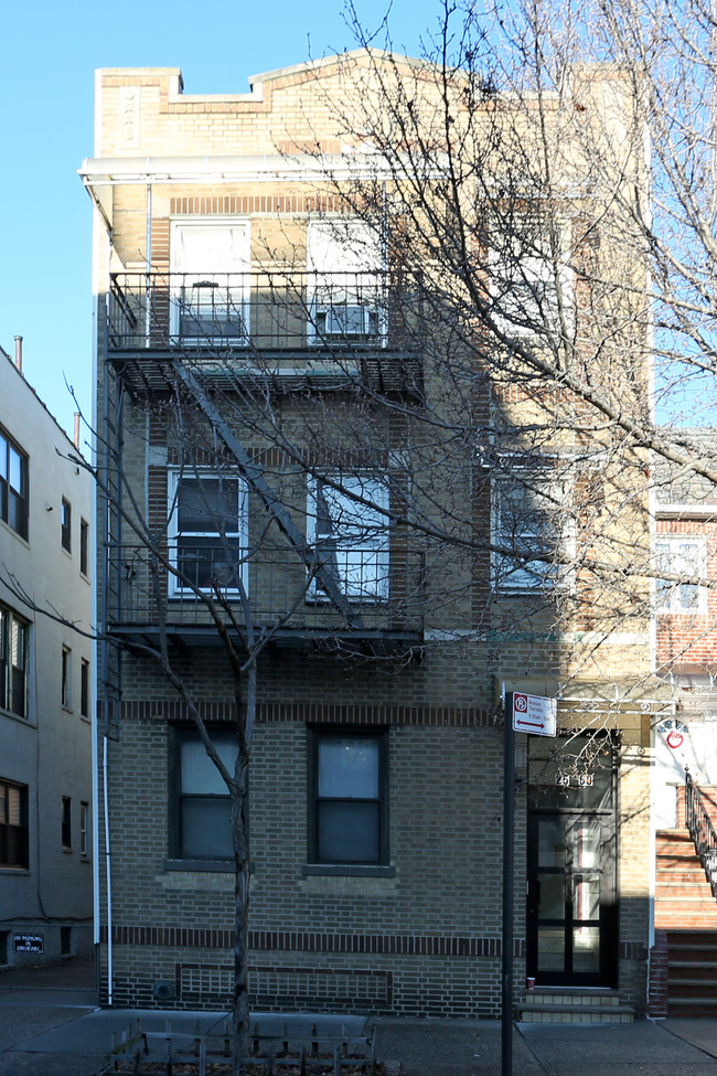 2560 42nd St in Long Island City, NY - Building Photo - Building Photo