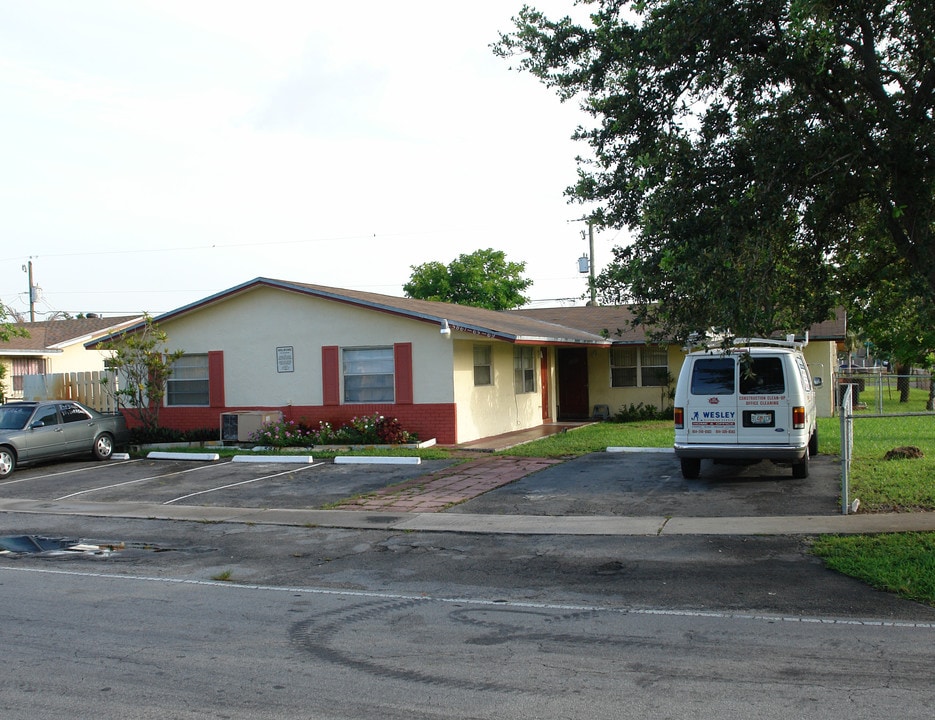 5861 NW 19th St in Fort Lauderdale, FL - Building Photo