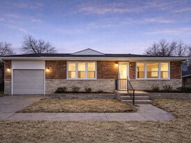 1295 Chambers Rd in St. Louis, MO - Building Photo