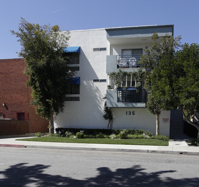 135 N Beachwood Dr in Burbank, CA - Foto de edificio - Building Photo