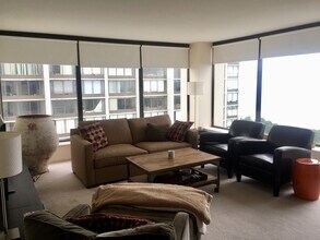 5445 N Sheridan Rd, Unit 2702 in Chicago, IL - Building Photo - Building Photo