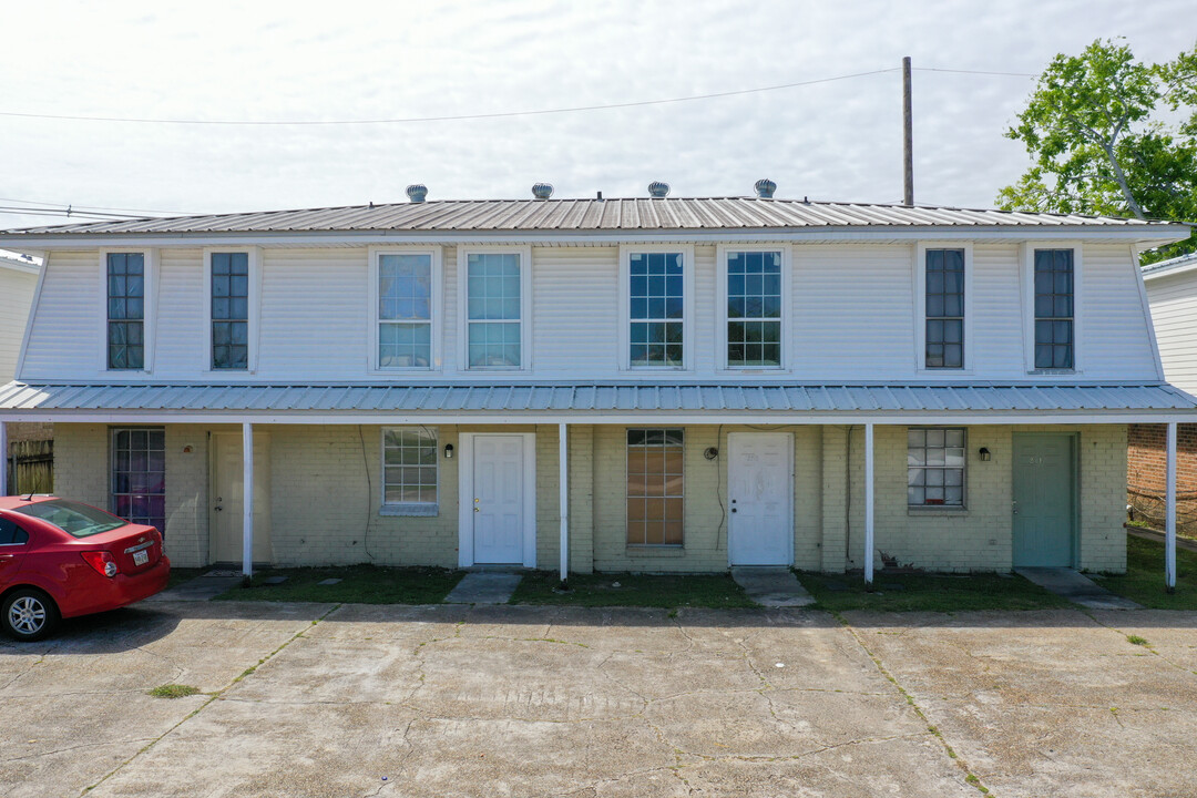 227 Belle Terre Blvd in La Place, LA - Building Photo