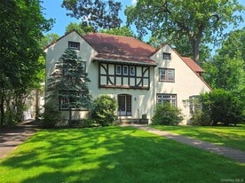 134 Pelhamdale Ave in Pelham, NY - Building Photo