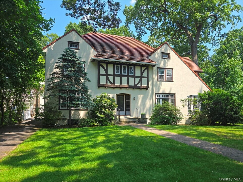 134 Pelhamdale Ave in Pelham, NY - Building Photo