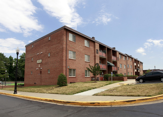 Oakview Gardens Apartments in Falls Church, VA - Building Photo - Building Photo