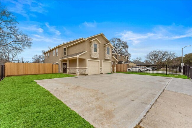 5803 Southmund St-Unit -B in Houston, TX - Foto de edificio - Building Photo