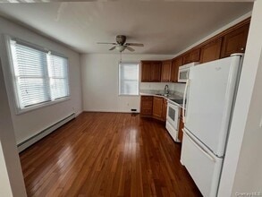 15 Lee Pl in Amityville, NY - Building Photo - Building Photo