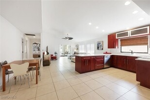 648 96th Ave N in Naples, FL - Building Photo