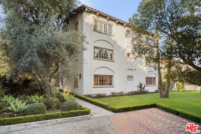 906 Benedict Canyon Drive in Beverly Hills, CA - Building Photo - Building Photo