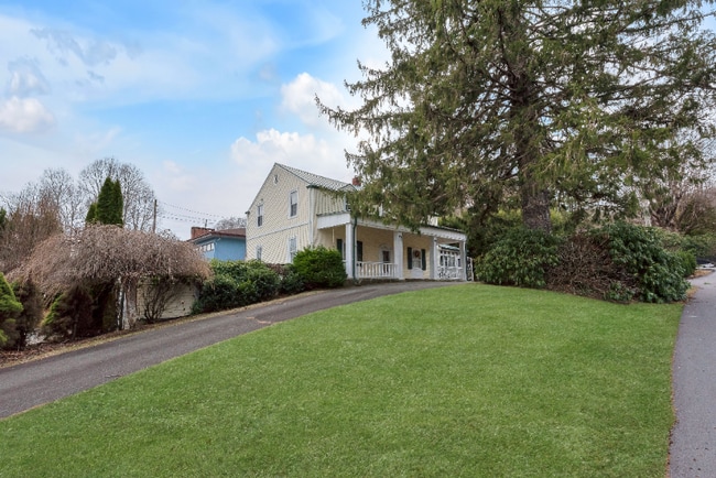 209 W 1st St in West Jefferson, NC - Building Photo - Building Photo