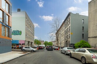 126 Engert Ave in Brooklyn, NY - Foto de edificio - Building Photo