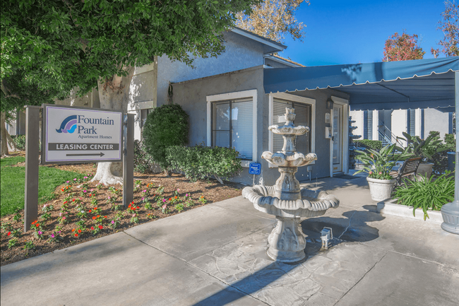 Fountain Park Apartments in Buena Park, CA - Foto de edificio - Building Photo