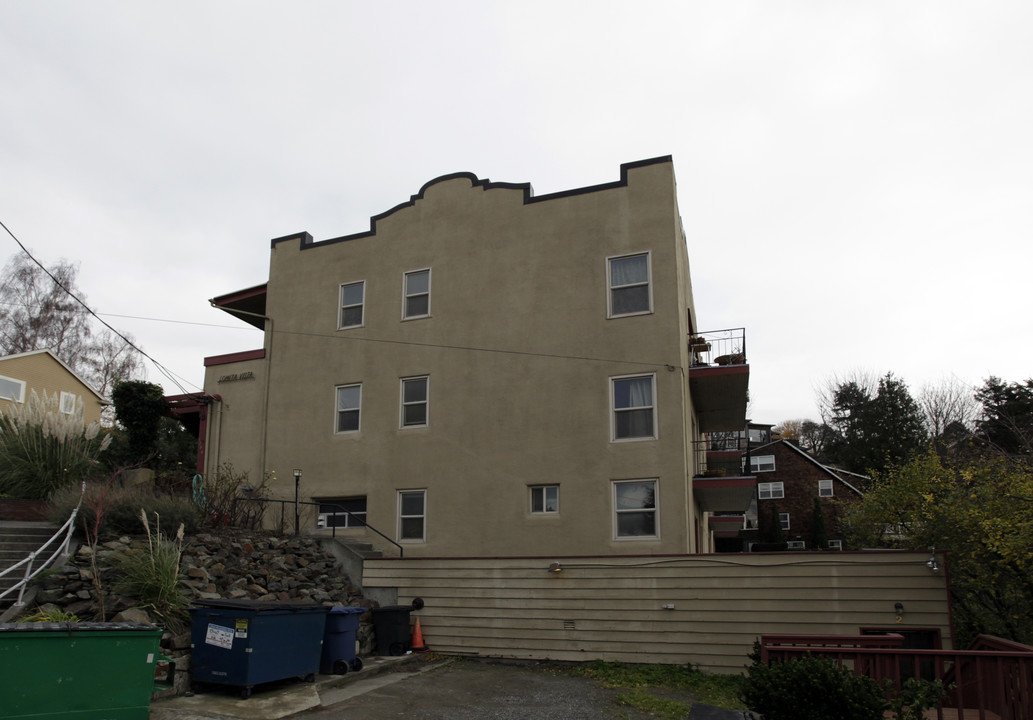 Lomita Vista Apartments in Seattle, WA - Building Photo