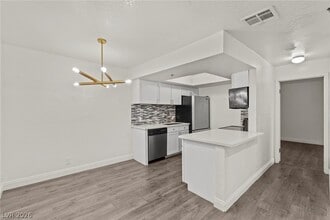 4200 S Valley View Blvd in Las Vegas, NV - Foto de edificio - Building Photo