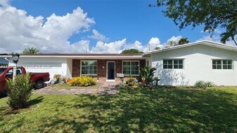 6130 SW 64th Ave in South Miami, FL - Building Photo