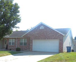 1128 Carraway Ct in Collinsville, IL - Building Photo