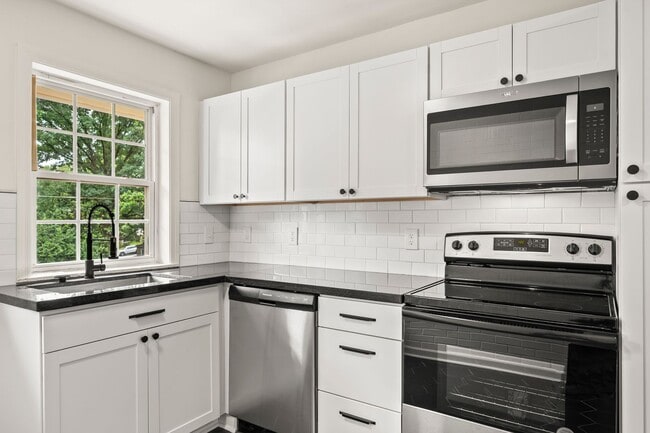 1640 W Northwest Blvd in Winston-Salem, NC - Foto de edificio - Building Photo