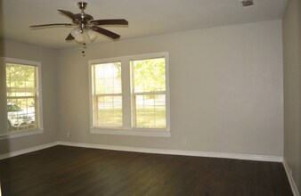 2207 Howell Ave in La Marque, TX - Building Photo - Building Photo