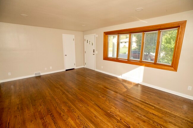 1327 N Oak St in Rochester, MI - Foto de edificio - Building Photo