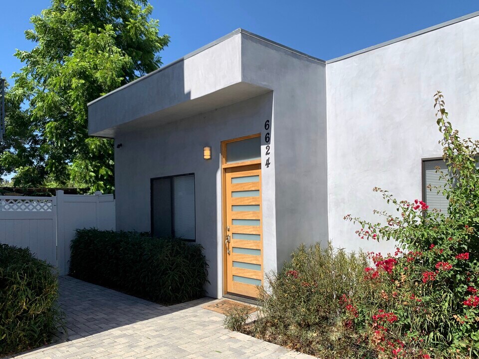 6624 Kester Ave in Los Angeles, CA - Foto de edificio