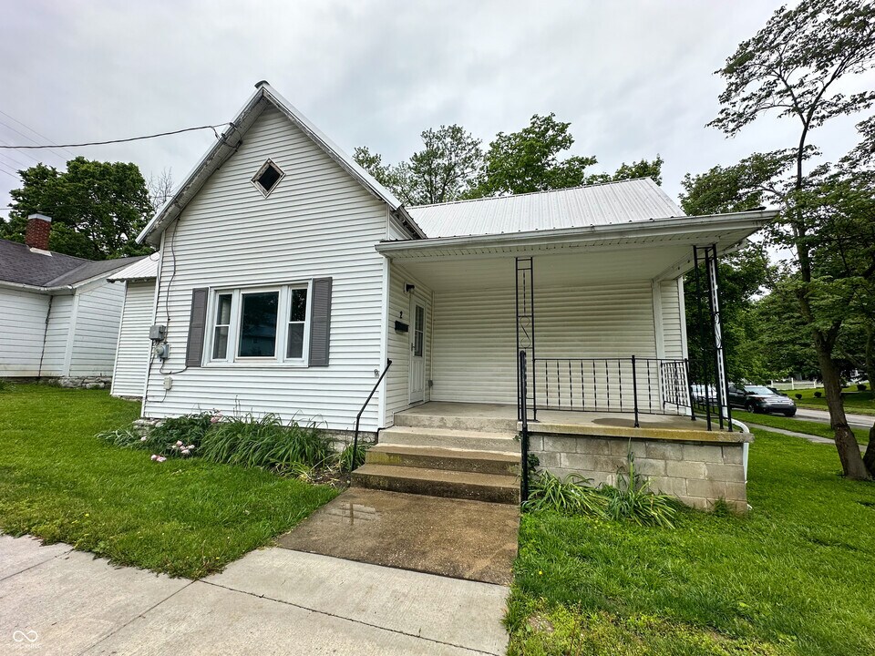 2 S Madison St in Greencastle, IN - Building Photo