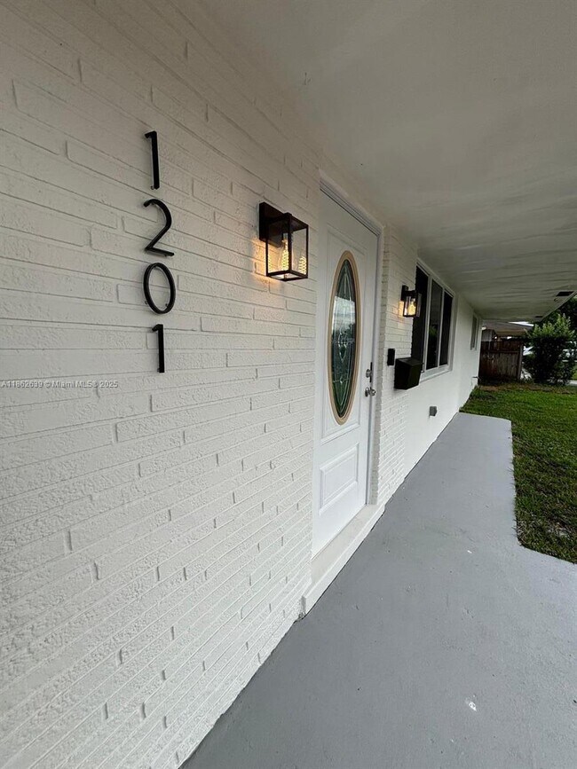 1201 NW 79th Terrace in Pembroke Pines, FL - Building Photo - Building Photo