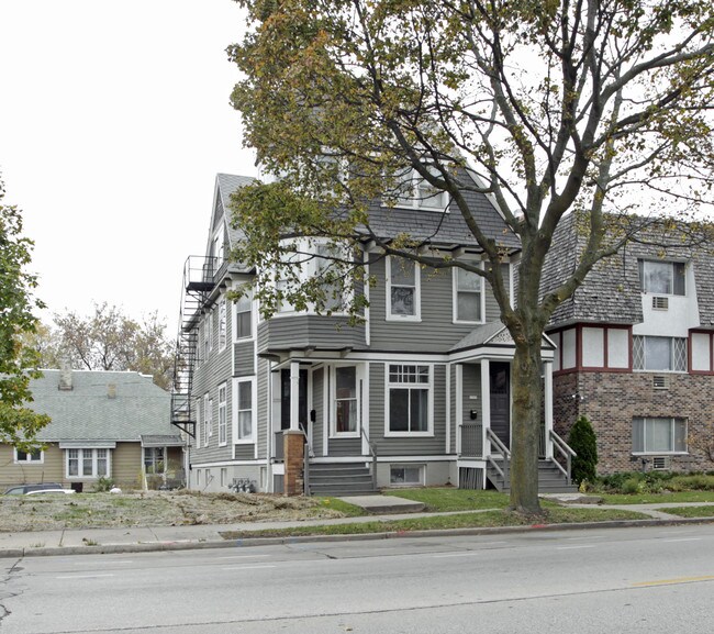 2505 N Oakland Ave in Milwaukee, WI - Foto de edificio - Building Photo