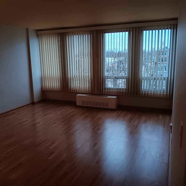 22700 Garrison St, Unit #307 in Dearborn, MI - Foto de edificio
