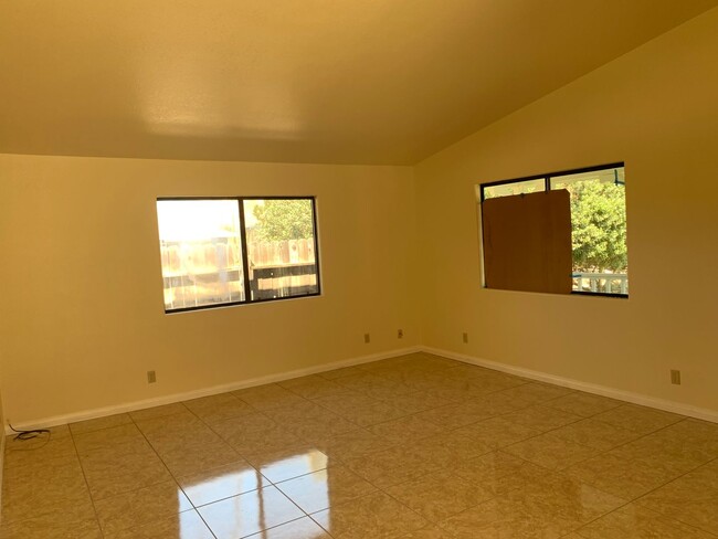 185 N 5th St in Shandon, CA - Building Photo - Building Photo