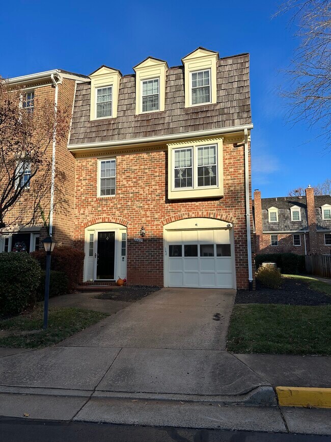 2943 Oakborough Sq Rentals in Oakton, VA