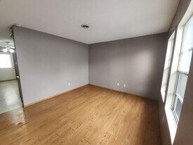 1005 W Cherry St in Marion, IL - Building Photo