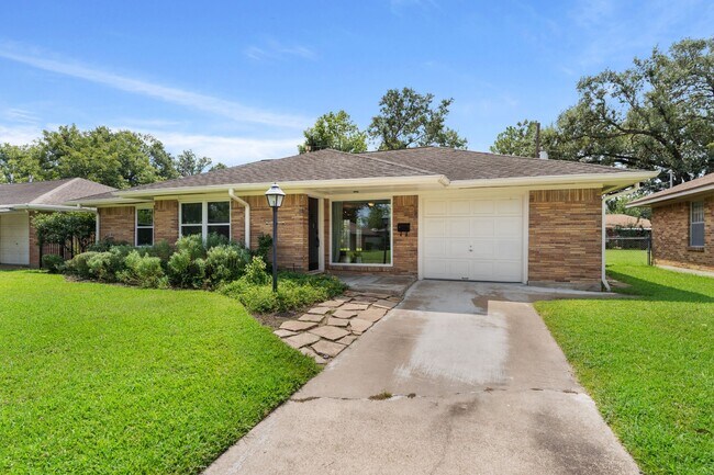 935 Stonecrest Dr in Houston, TX - Building Photo - Building Photo