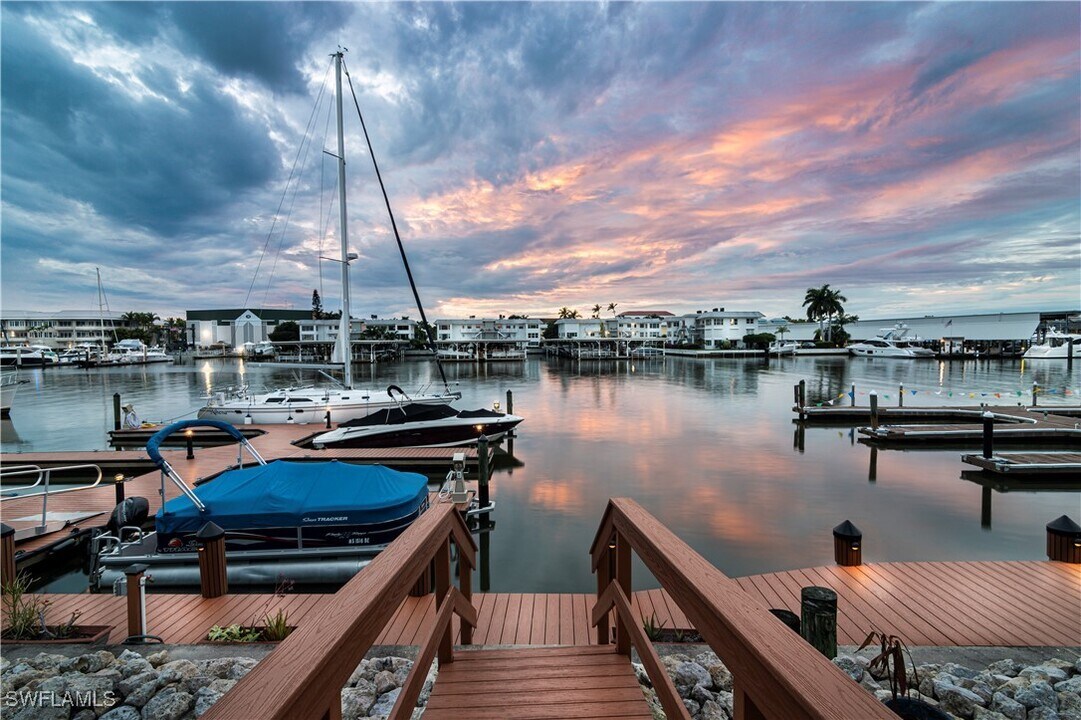 810 River Point Dr in Naples, FL - Foto de edificio